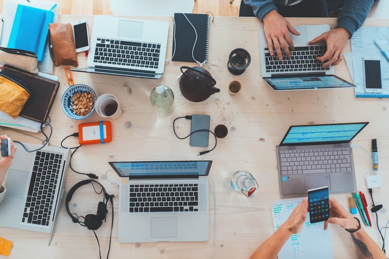 Lektoři u notebooku během workshopu